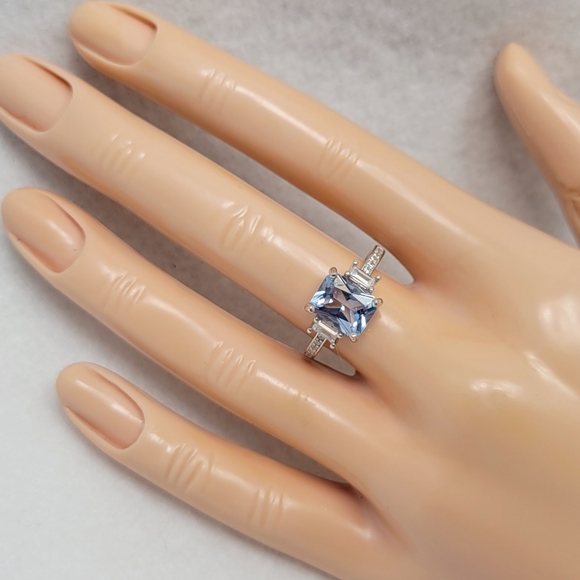 Sterling 2ct Topaz Ring - Picture 3 of 16